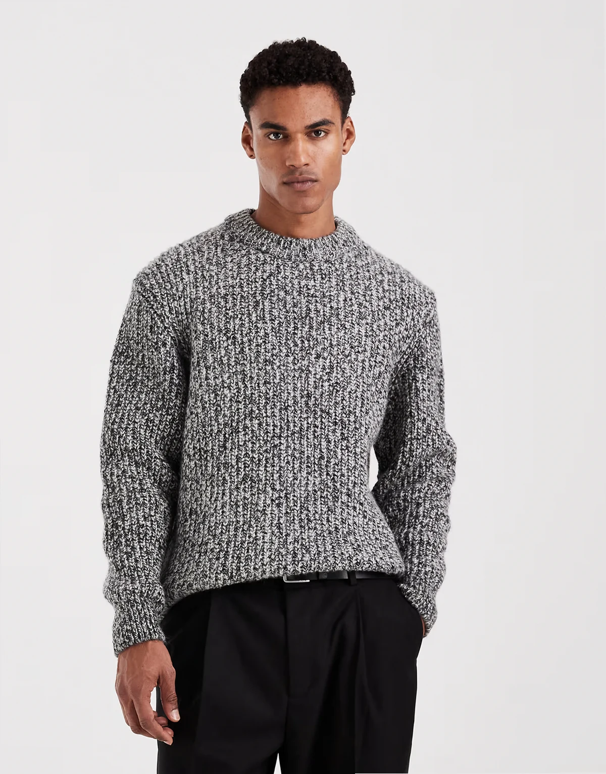 – Czarny sweter ze skręconej przędzy