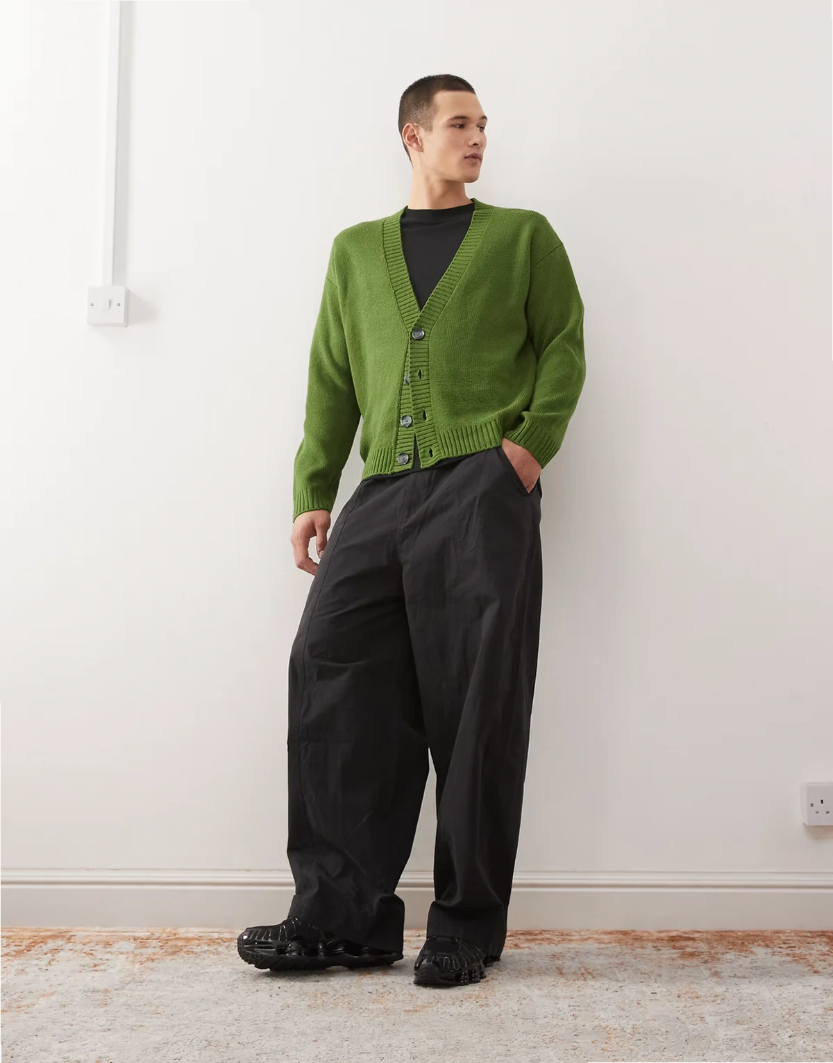 – Dzianinowy kardigan w kolorze khaki z dekoltem w szpic