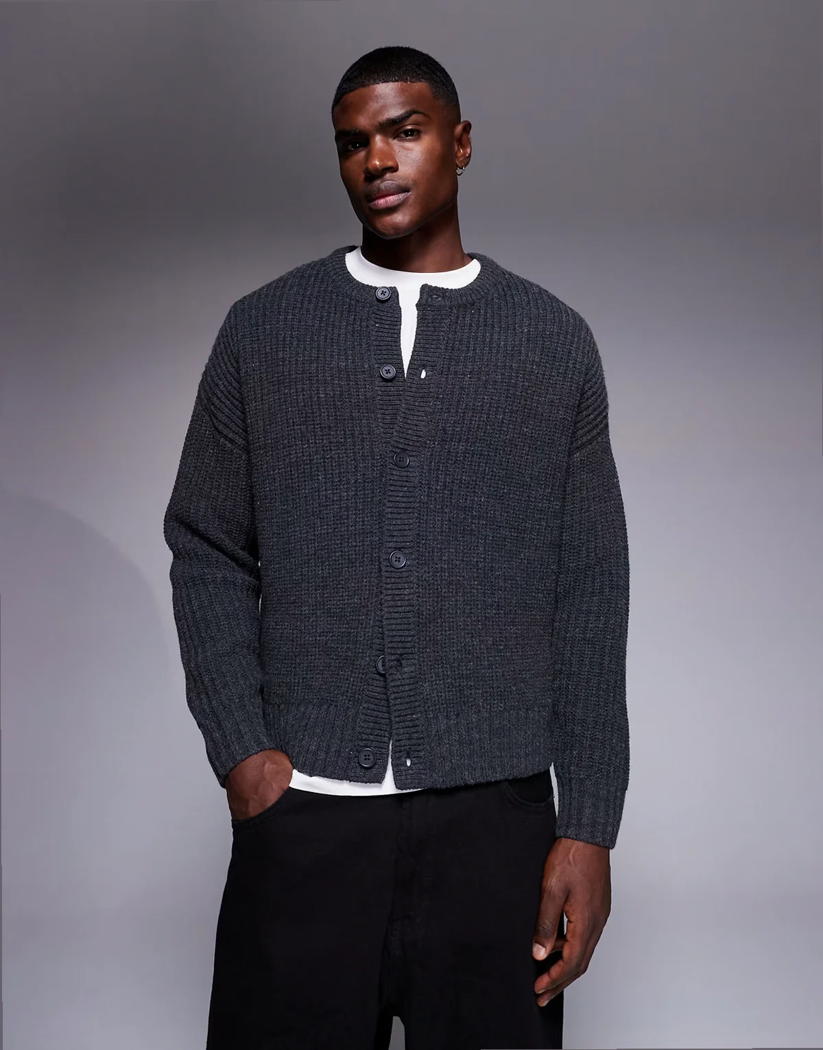 – Kastige, schwere Oversize-Strickjacke in meliertem Anthrazit mit Rundhalsausschnitt