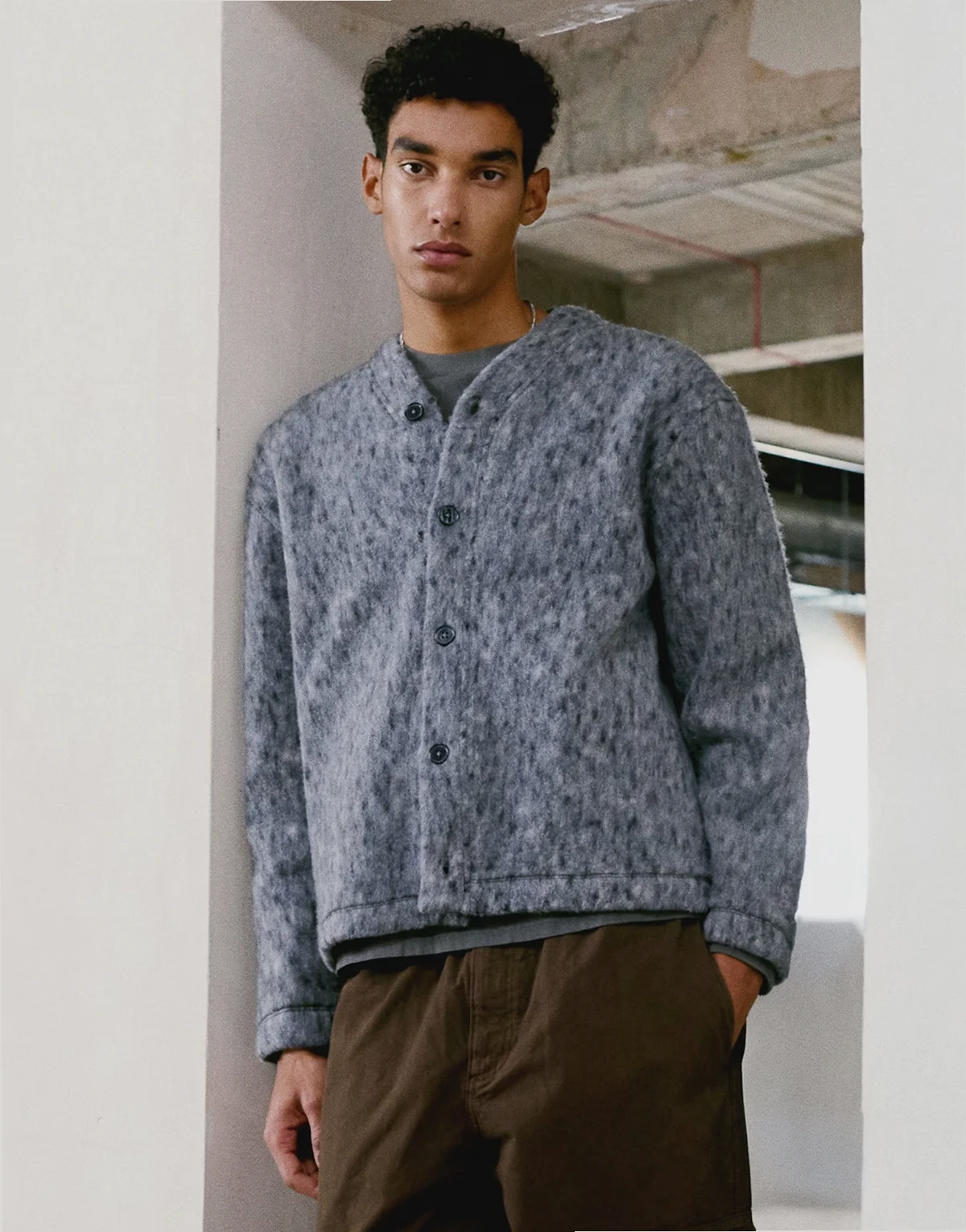 – Szary fakturowany kardigan z domieszką wełny w panterkę