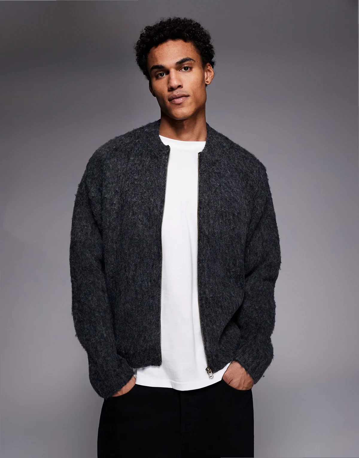 – Szary zapinany na zamek kardigan z puszystej dzianiny