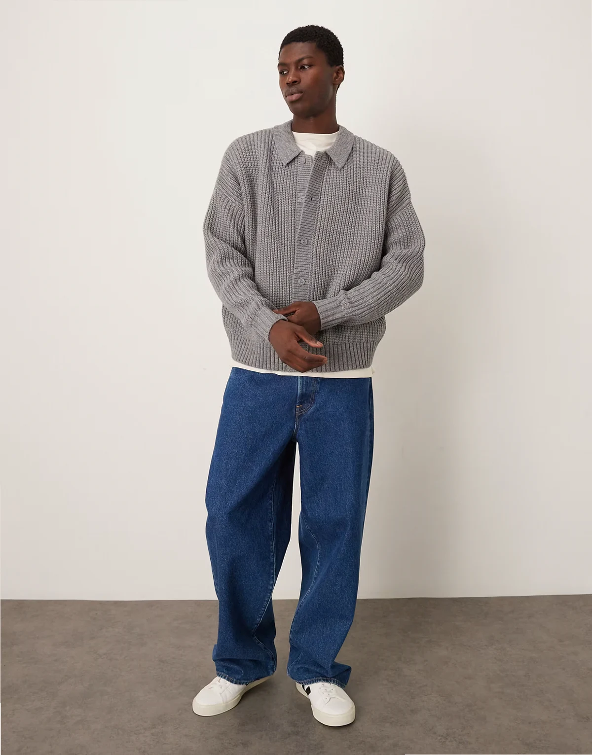 – Kastige Oversize-Strickjacke aus schwerem Wollmix in meliertem Grau