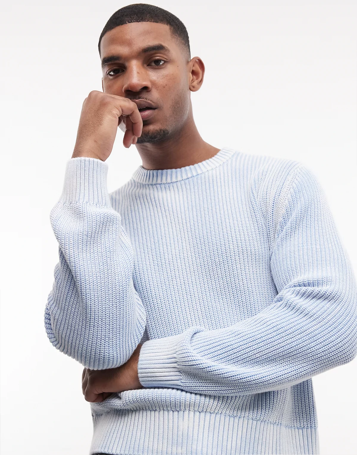 – Jasnoniebieski prążkowany sweter z efektem sprania