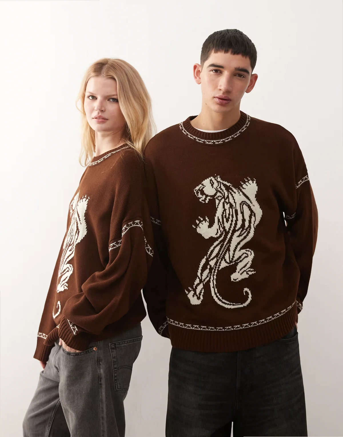 Unisex – Czekoladowobrązowy sweter z grafiką pantery