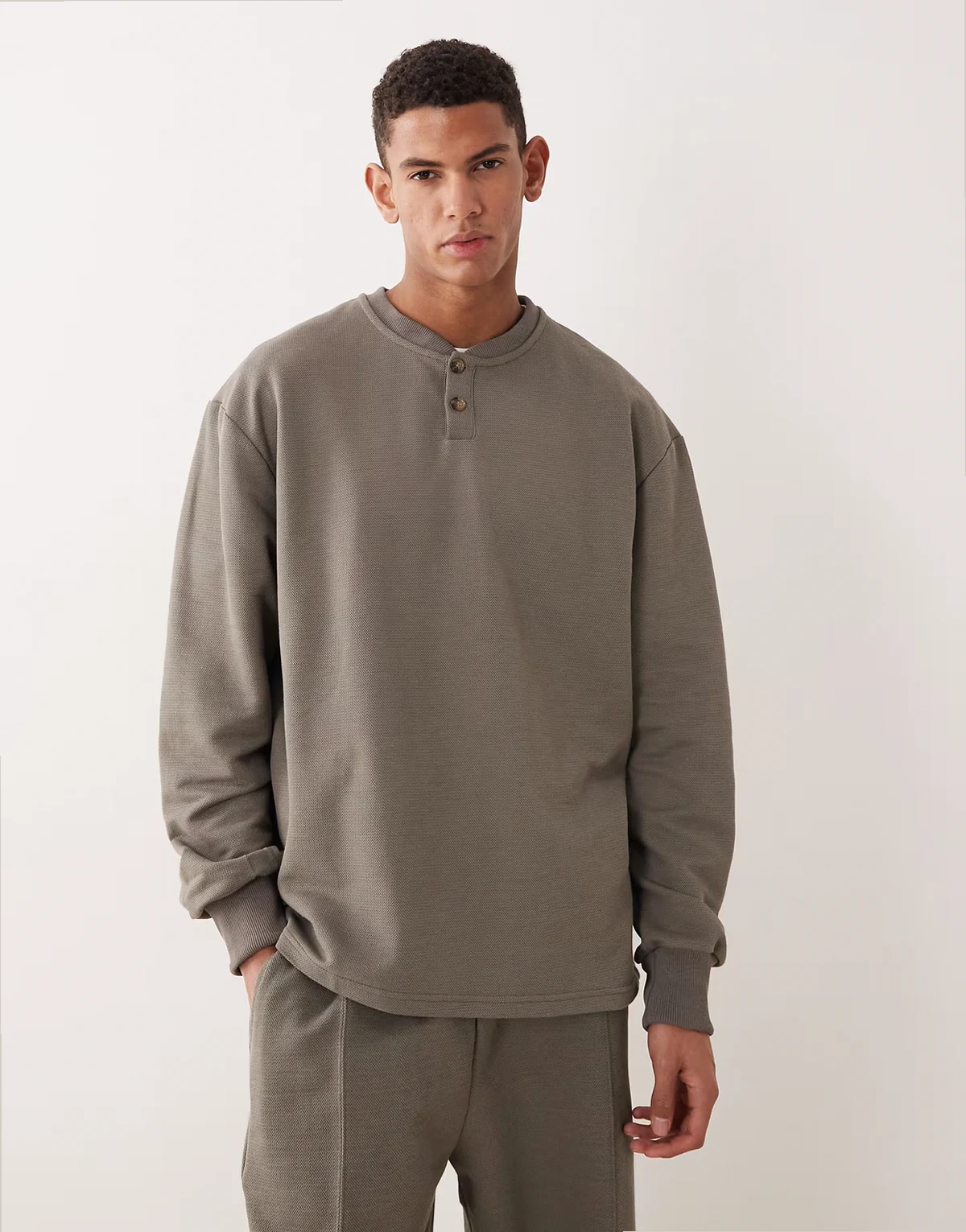 – Bluza z piki w kolorze khaki z kołnierzykiem henley, część zestawu