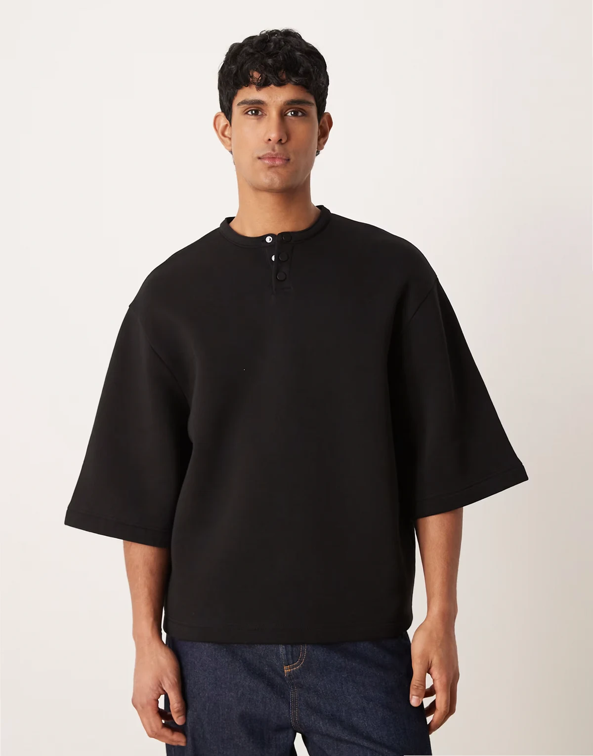 – Czarna bluza z krótkimi rękawami i dekoltem henley, część zestawu