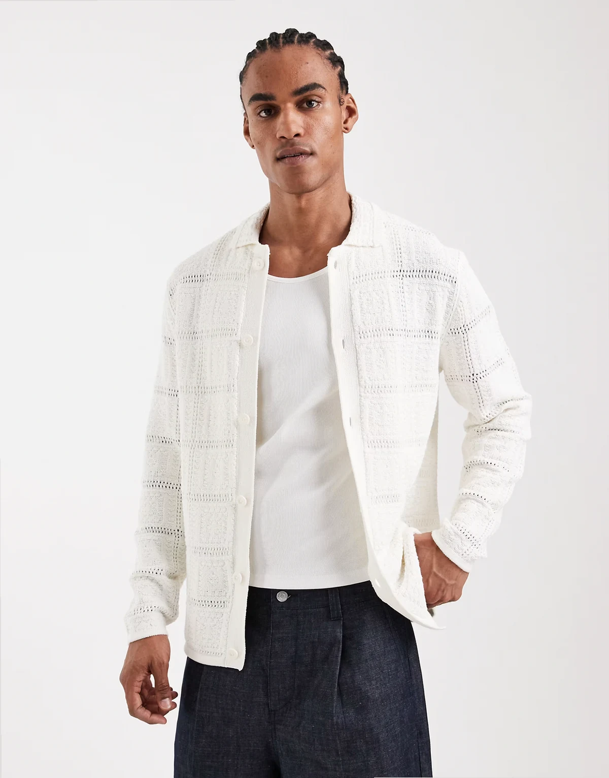 – Biały szydełkowany kardigan o luźnym kroju