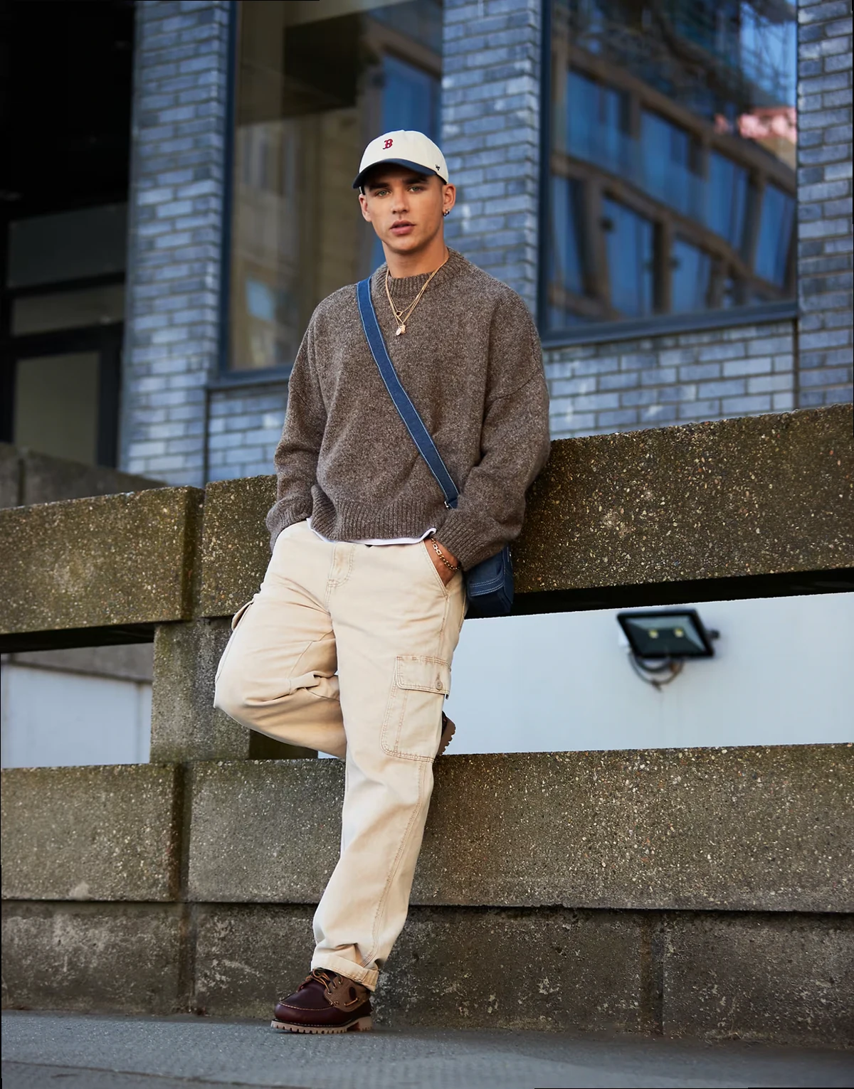 – Brązowy melanżowy sweter o pudełkowym kroju extreme oversize