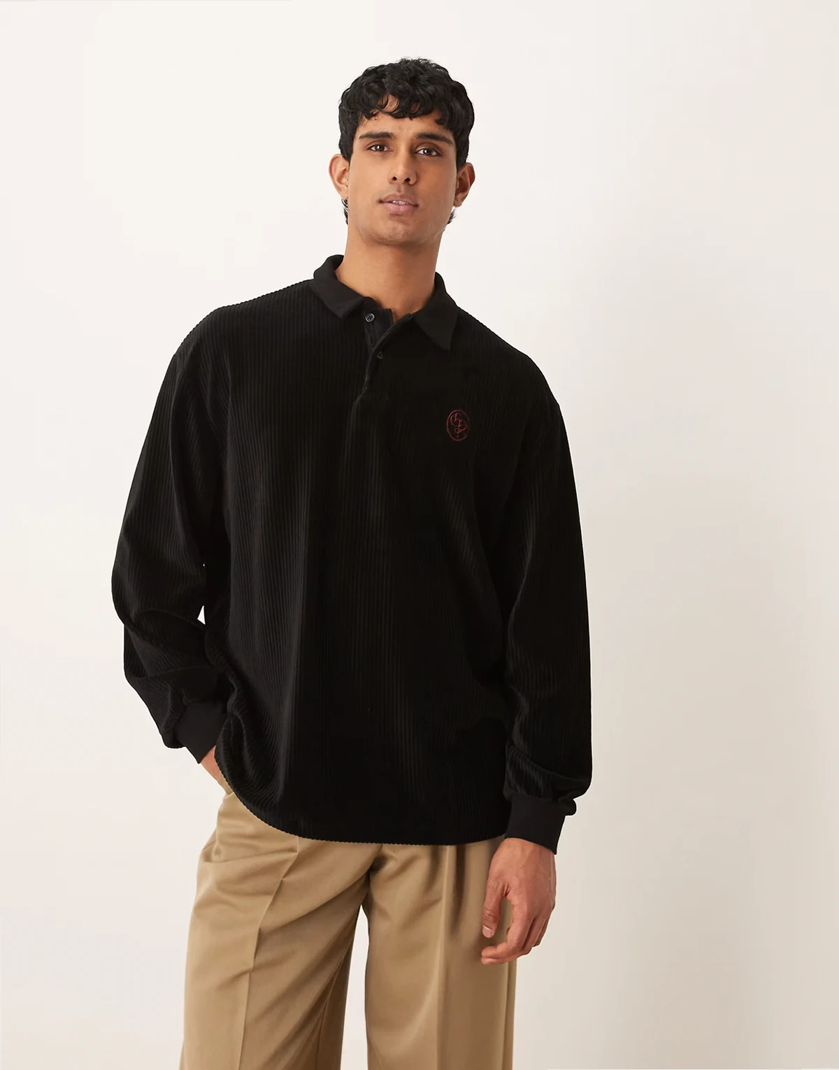 – Langärmliges, schweres Oversize-Shirt aus geripptem Velours in Schwarz mit Polokragen und kleiner Stickerei auf der Brust