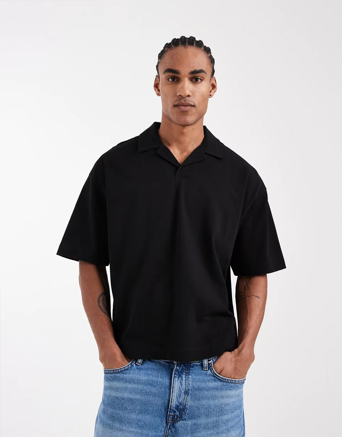 – Schweres, kastiges Oversize-Polohemd in Schwarz mit Reverskragen