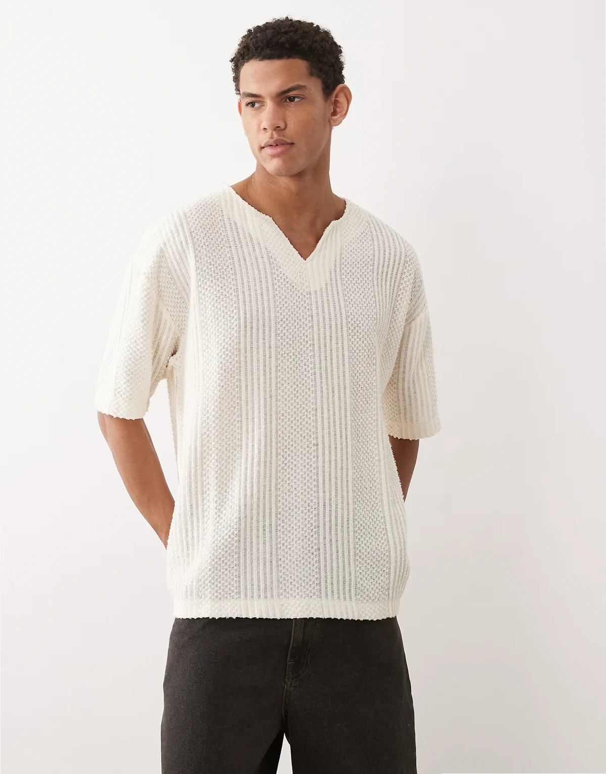 – Oversize-Polohemd aus strukturiertem Stoff in Creme mit V-Ausschnitt