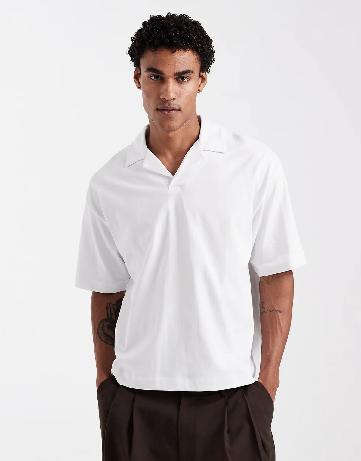 – Kastiges Oversize-Polohemd aus schwerem Material in Weiß mit Reverskragen