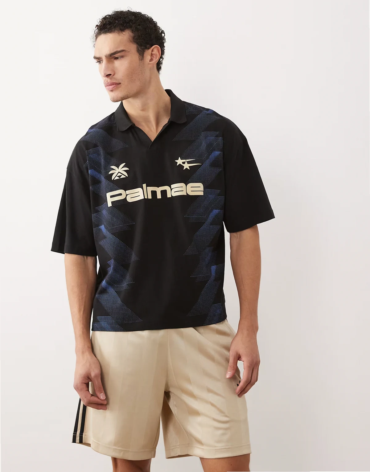 – Kastiges Oversize-Polohemd in Schwarz mit All-over-Fußball-Grafik
