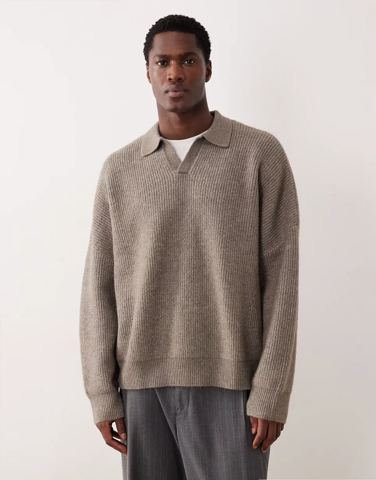 – Kastiger Pullover mit Patentmuster in Taupe mit extremem Oversize-Schnitt