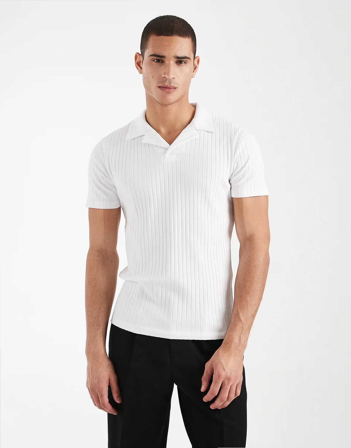 – Slim-FIt-Polohemd in Weiß mit breiter Rippung und Reverskragen