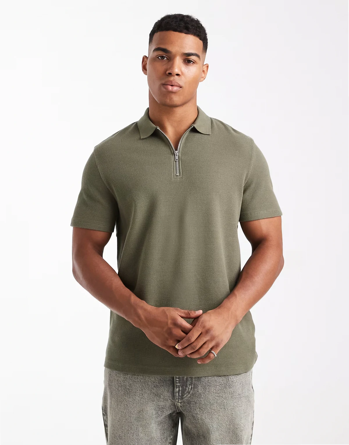– Poloshirt in Khaki mit Reißverschluss-Kragen und Waffelstruktur
