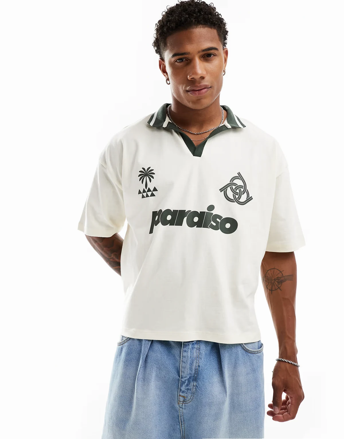– Kastiges Oversize-Polohemd in Weiß und Grün mit Fußball-Print vorne