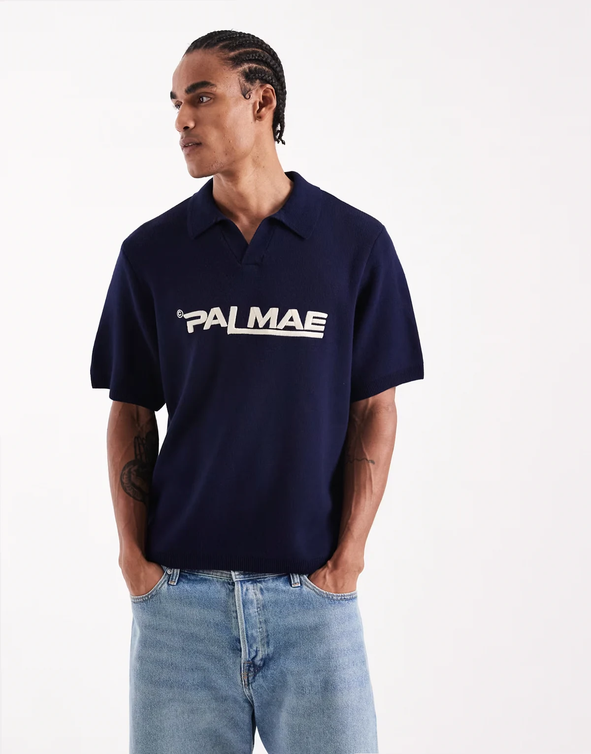 – Gestricktes Oversize-Polohemd in Marineblau mit eingekerbtem Ausschnitt und PALMAE-Grafik