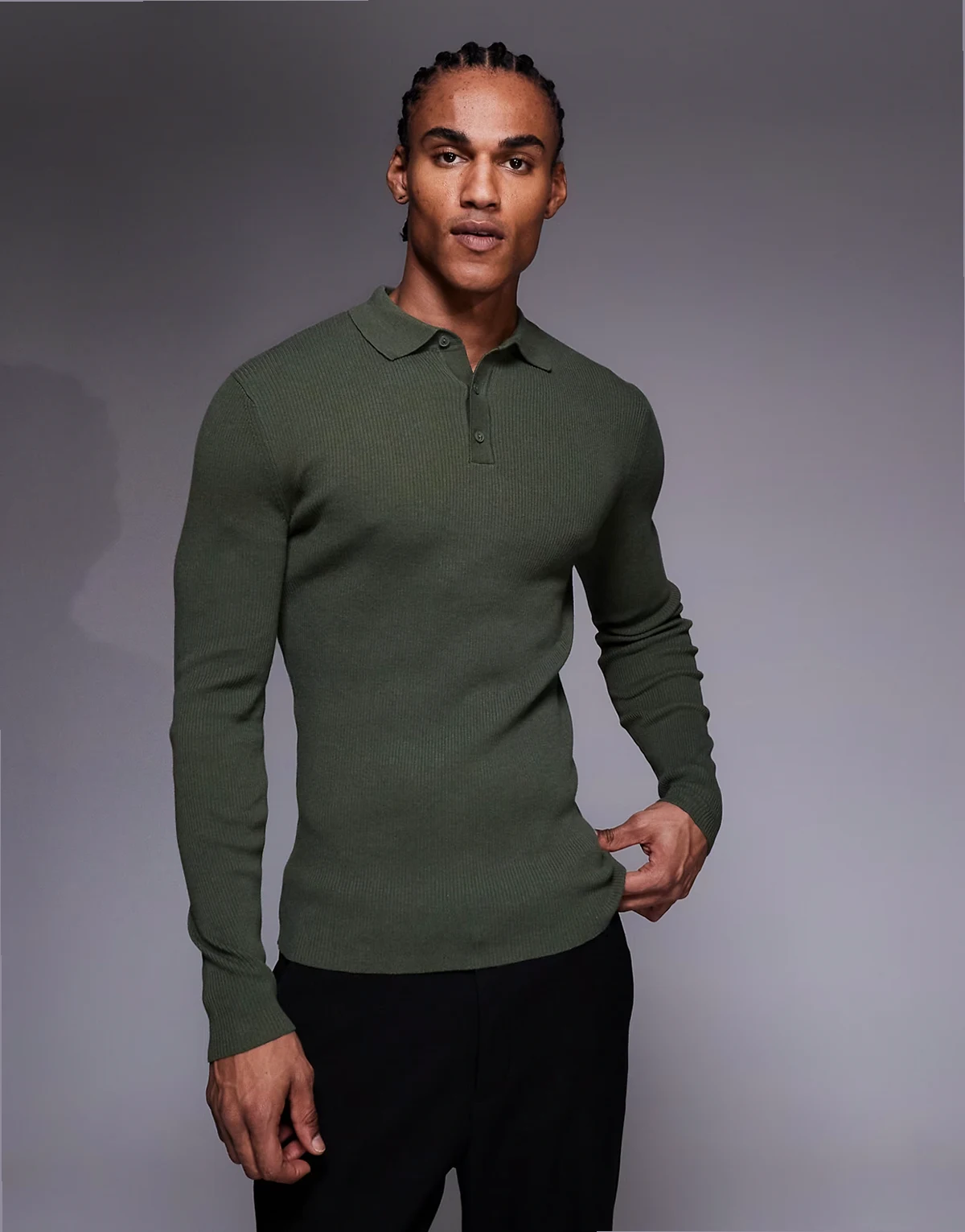 – Langärmliges, gestricktes Muskel-Polohemd aus Baumwollmix in Khaki im Rippenmuster