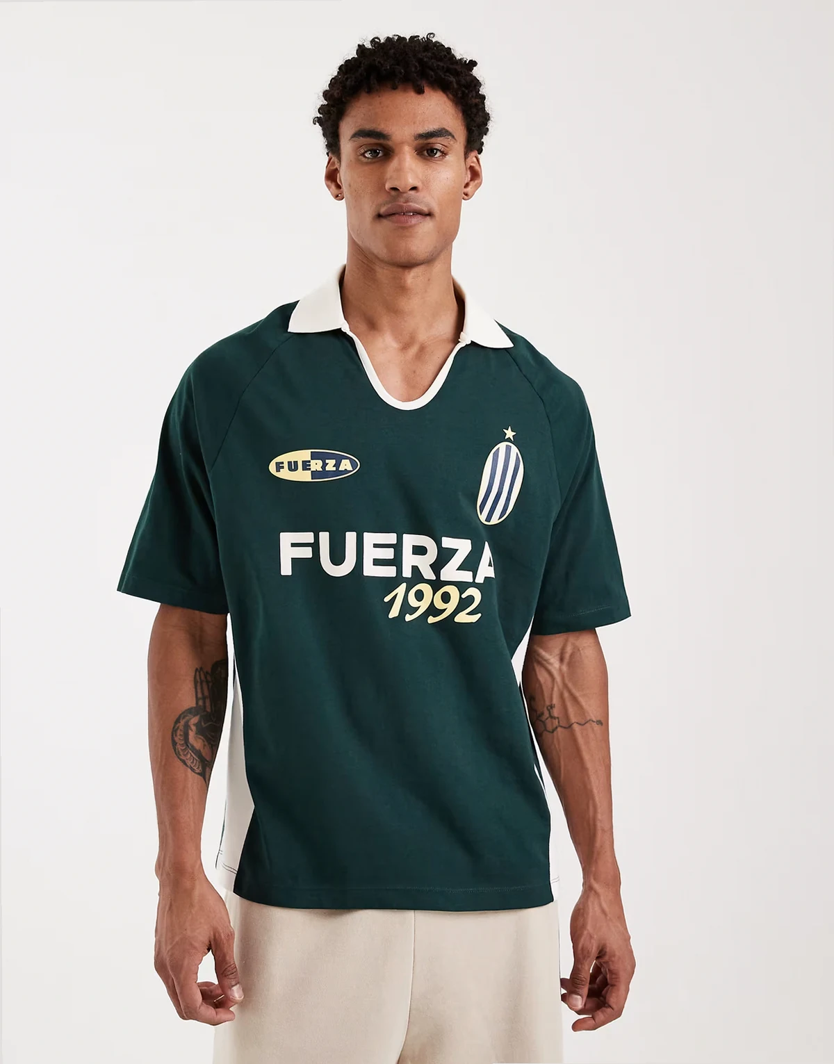– Locker geschnittenes Polo-T-Shirt in Dunkelgrün mit Einsätzen und Fußball-Print
