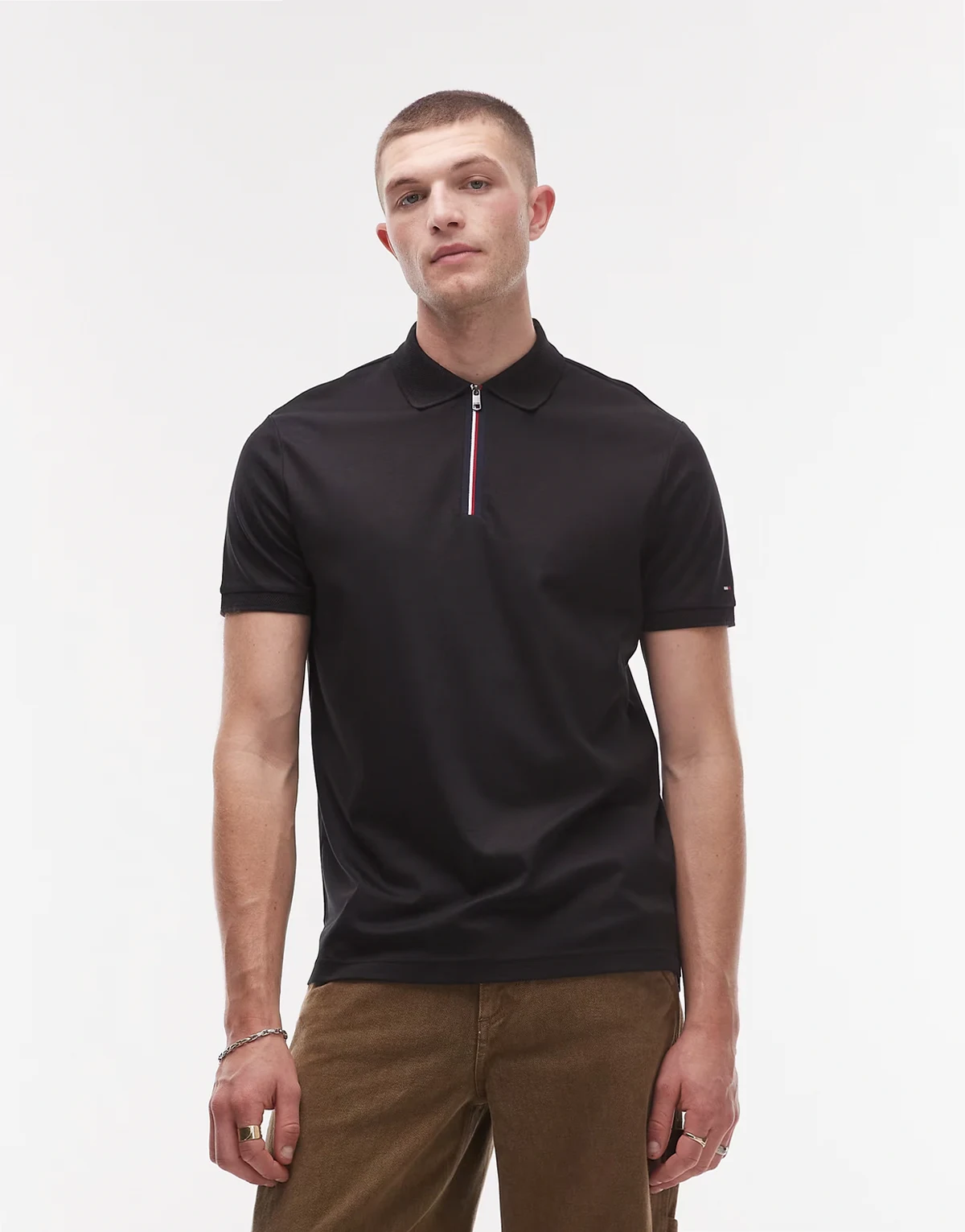 – Czarna koszulka polo z zamkiem pod szyją