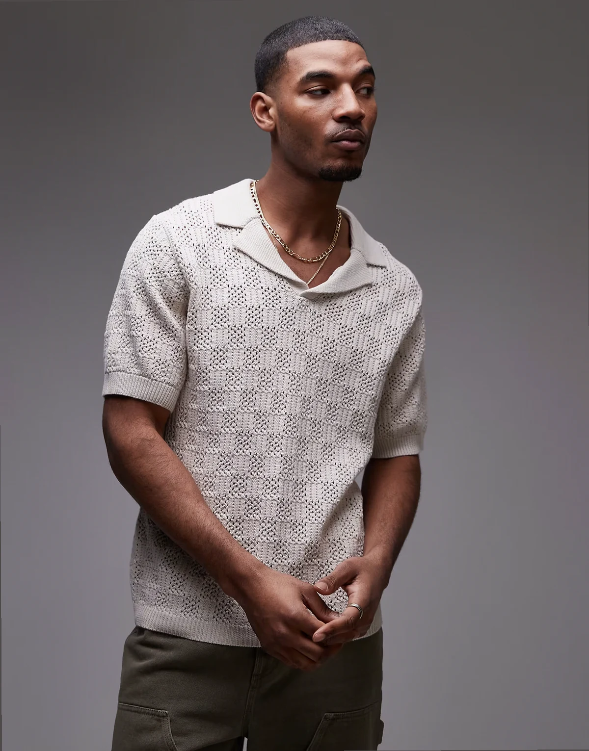 – Polohemd in Steinbeige mit Häkelmuster