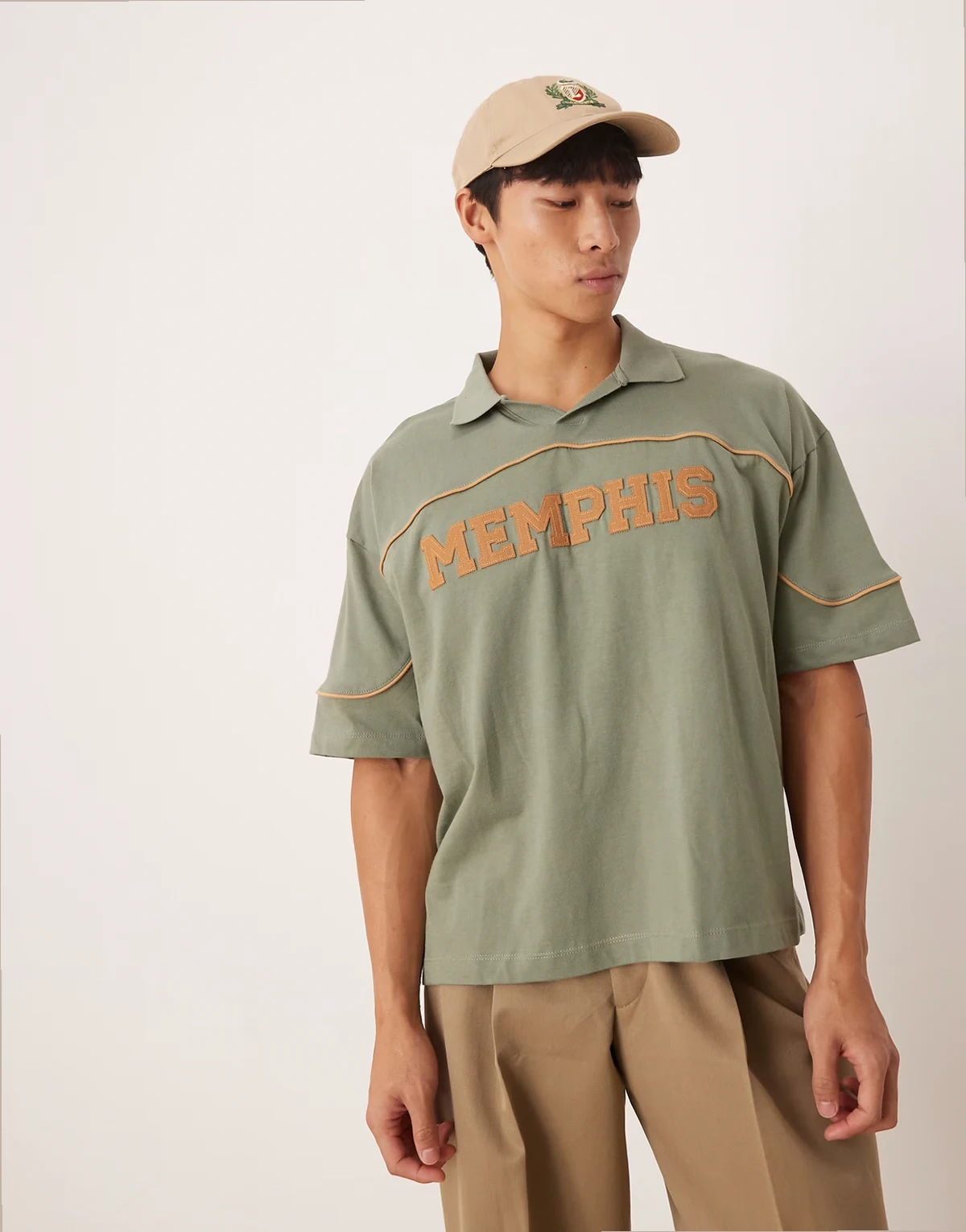 – Kastiges Oversize-Polohemd in Khaki mit City-Print