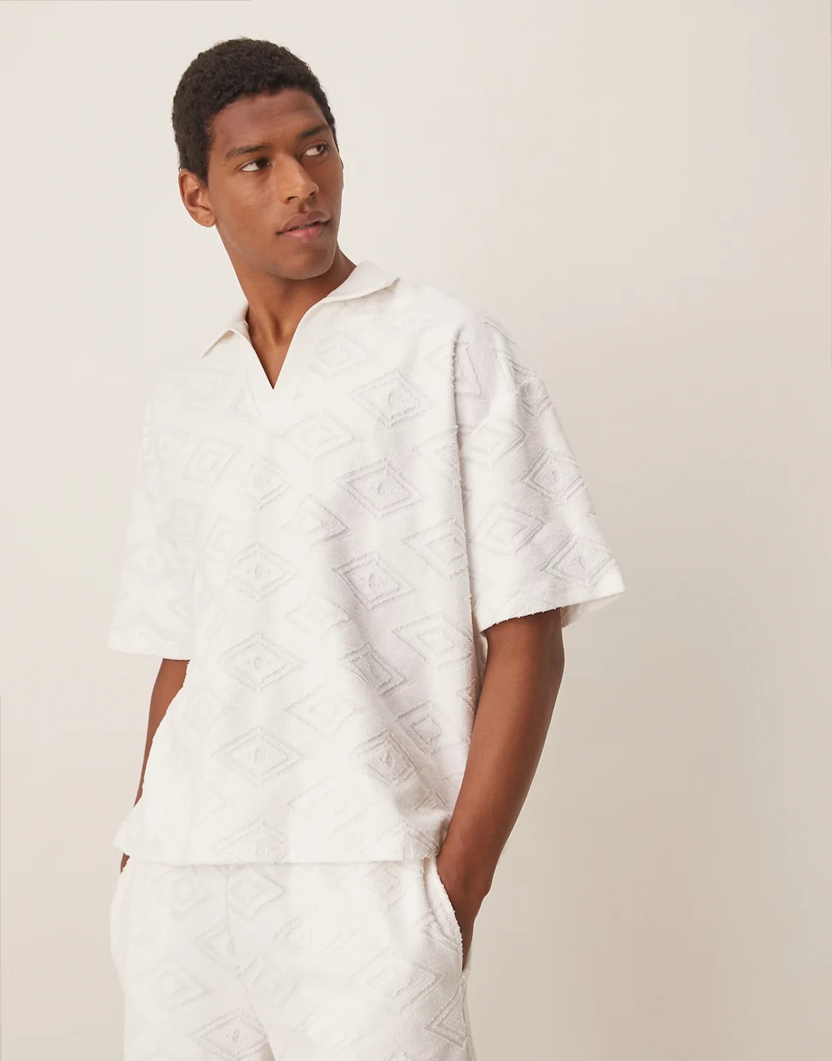 – Kastiges Oversize-Poloshirt in Ecru mit Jacquard-Muster, Kombiteil