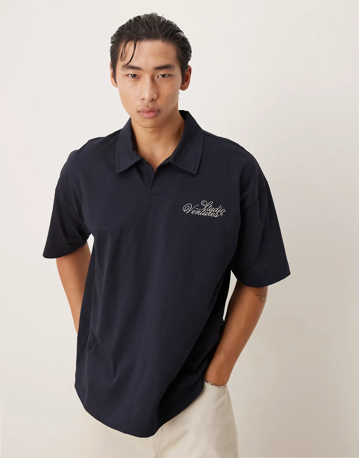 – Schweres Oversize-Polohemd in Marineblau mit Stickerei auf der Brust
