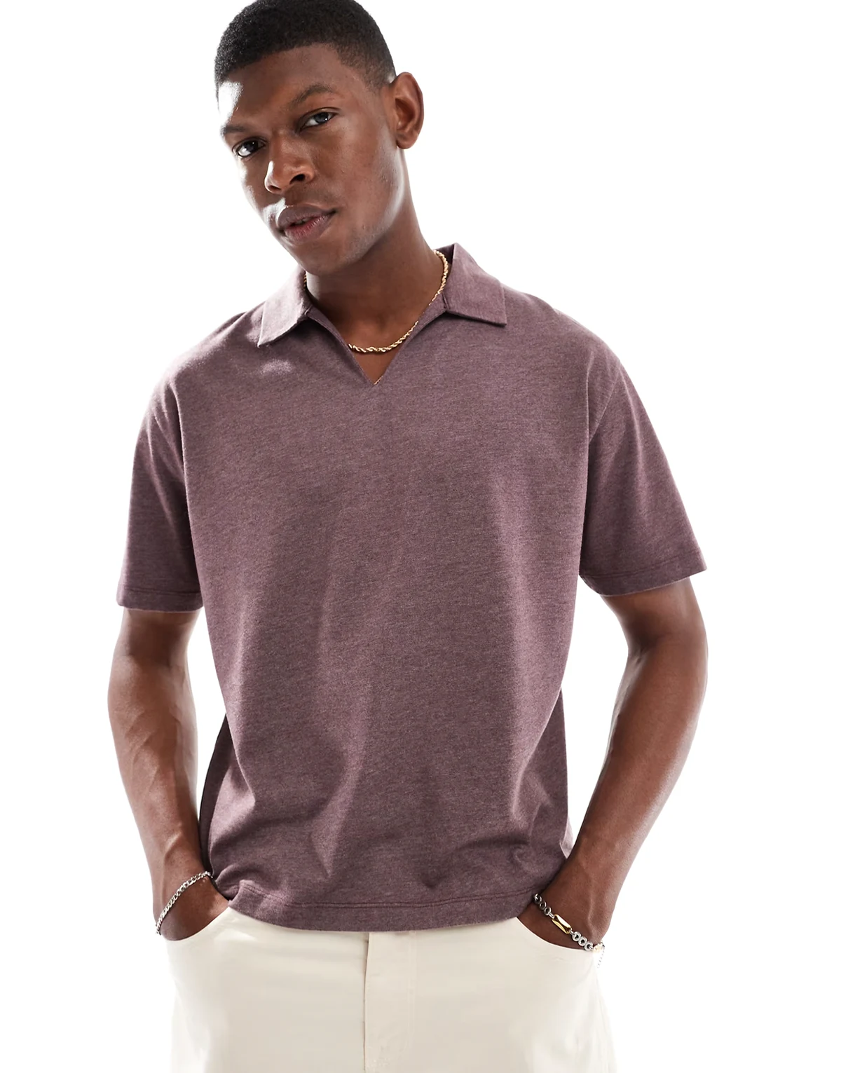 – Brązowa koszulka polo o luźnym kroju