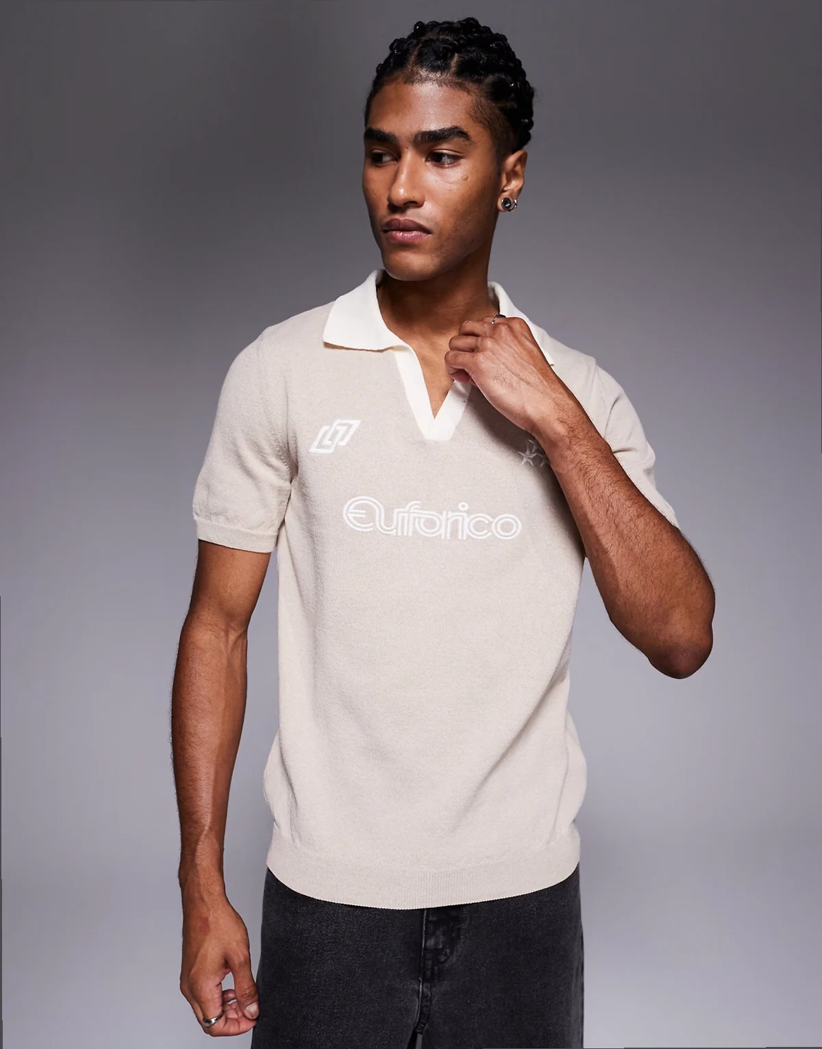 – Kamiennoszara koszulka polo z krótkimi rękawami i sportowymi nadrukami