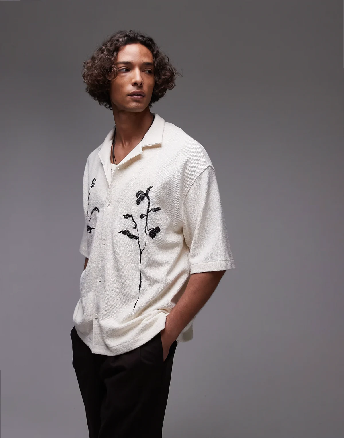 – Cropped-Hemd aus strukturiertem Jersey in Ecru mit Knopfleiste und floraler Stickerei