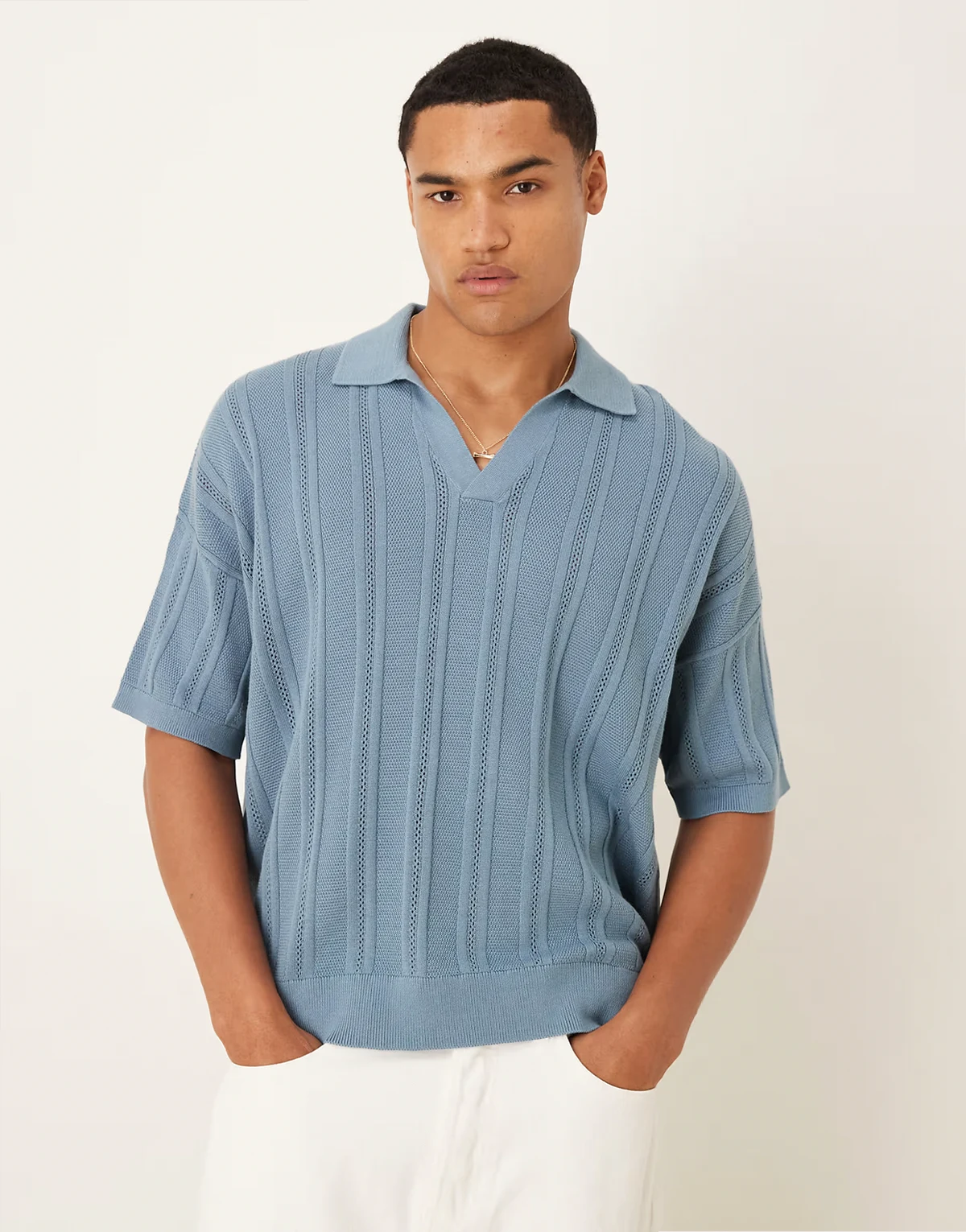– Geripptes Oversize-Polohemd aus Strick in Blau mit eingekerbtem Ausschnitt