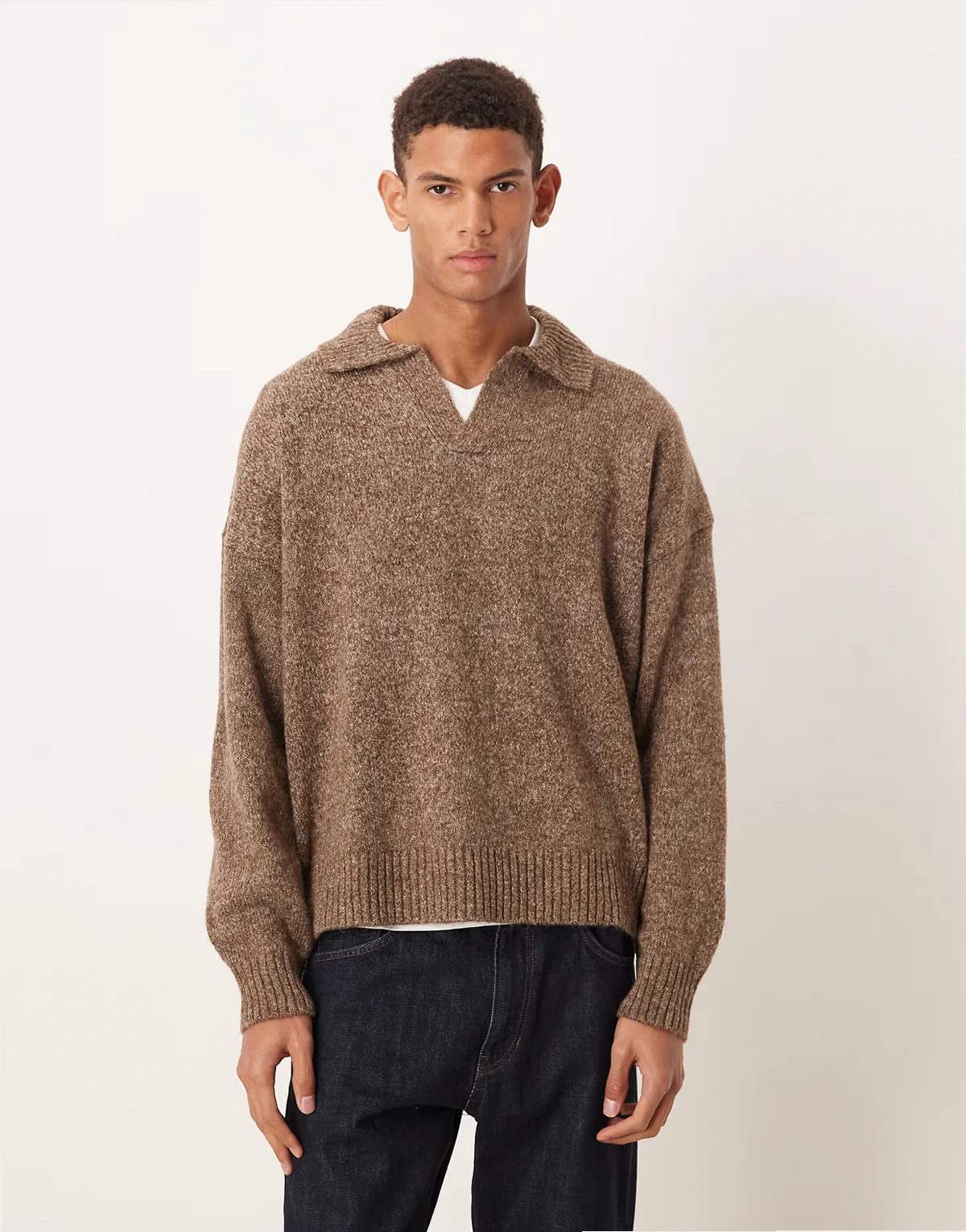 – Gestricktes Super-Oversize-Polohemd in Boxy-Passform in meliertem Braun mit eingekerbtem Ausschnitt