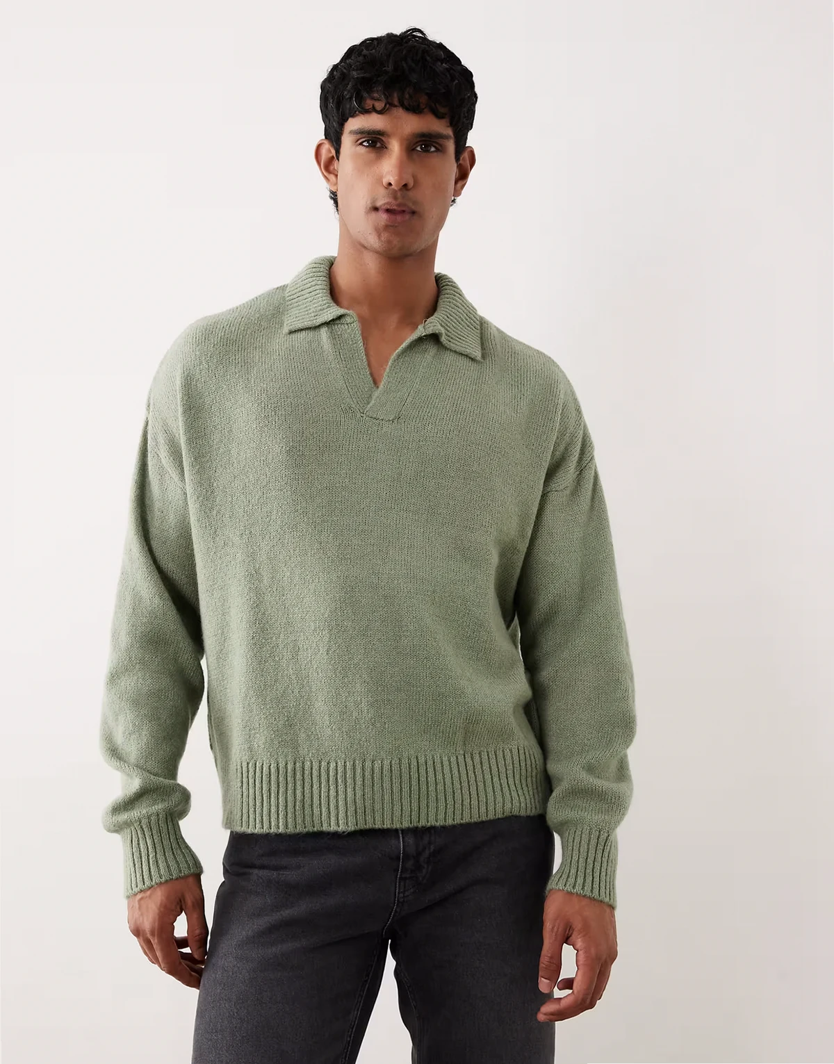 – Gestricktes Super-Oversize-Polohemd in Boxy-Passform in meliertem Salbeigrün mit eingekerbtem Ausschnitt