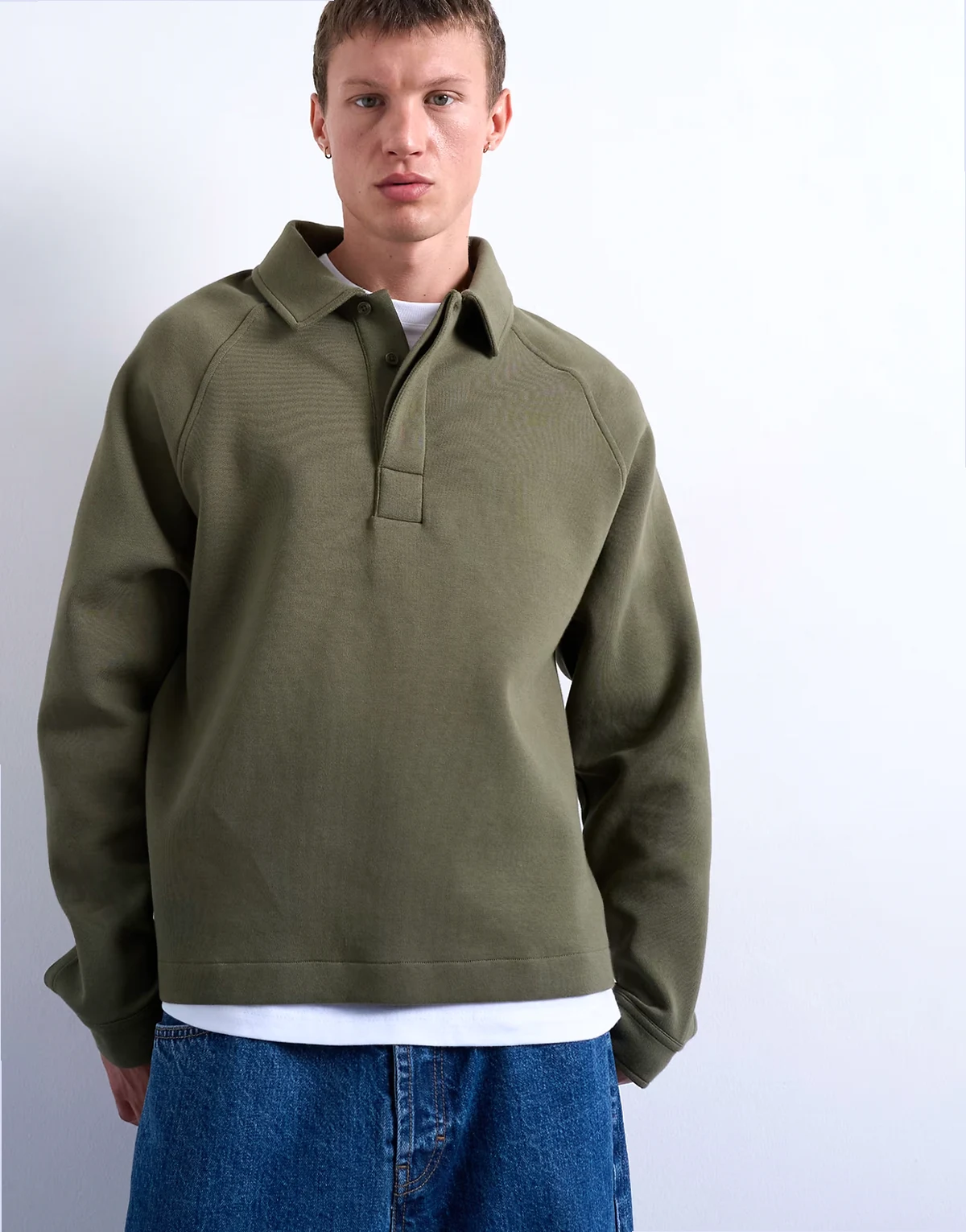– Kastiges Sweatshirt aus neoprenartigem Material in Khaki mit Polokragen
