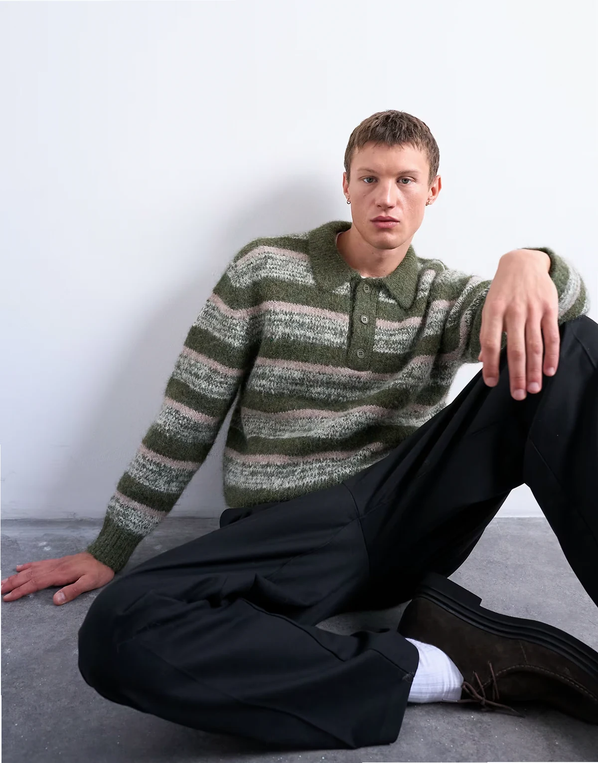 – Dzianinowa koszulka polo o luźnym kroju w kolorze khaki