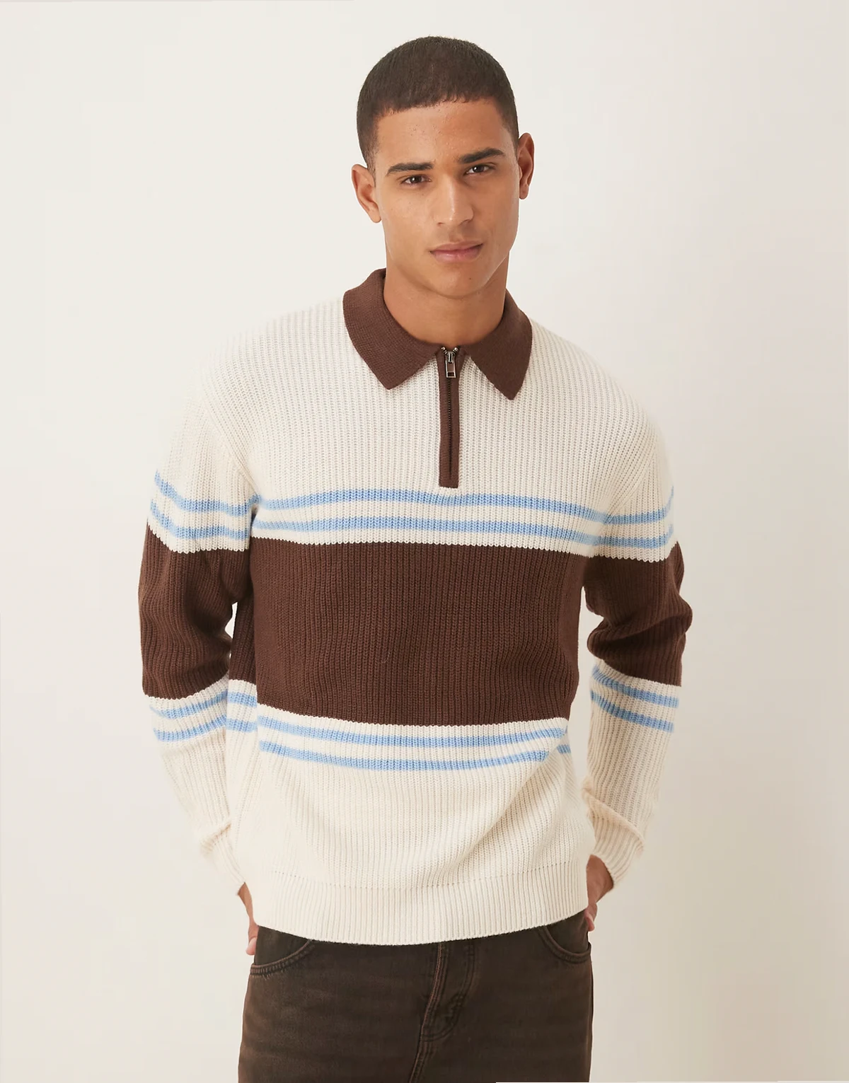 – Oversize-Strickpullover in Beige mit Polokragen und braunen Streifen