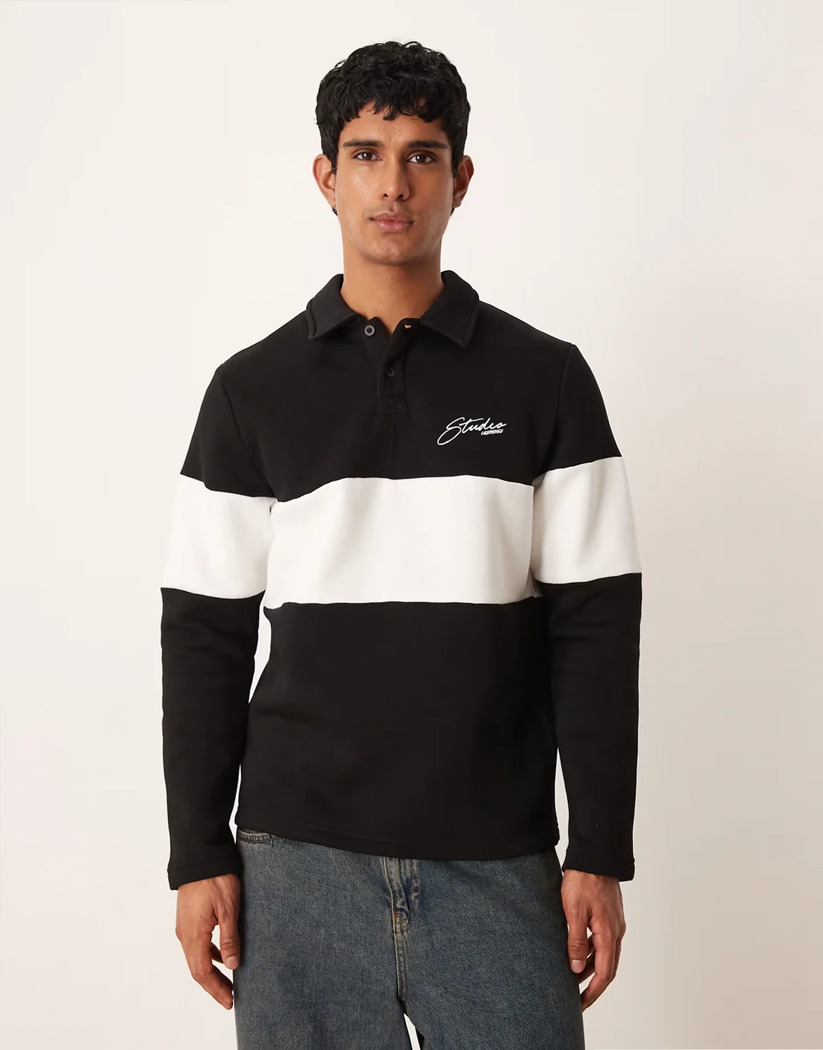 – Poloshirt in Schwarz mit Farbblock-Design und Stickerei