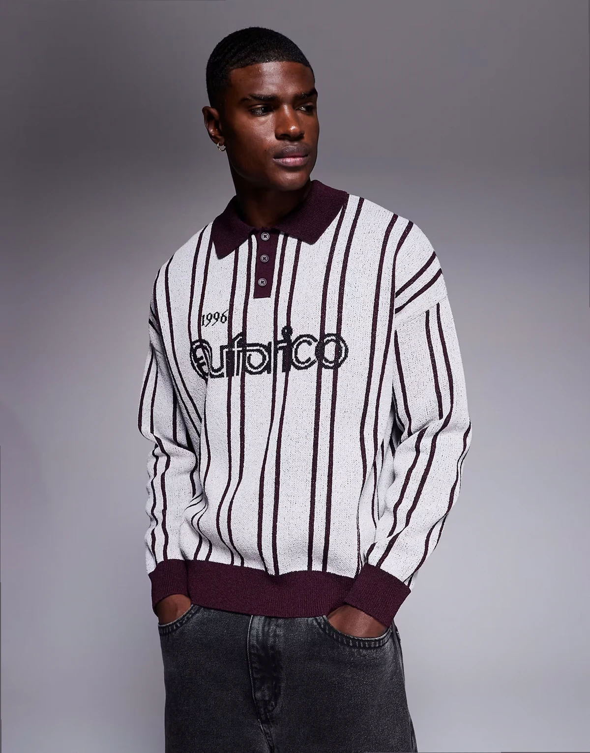 – Strukturiertes Oversize-Poloshirt aus Strick in Grau mit Sportgrafik