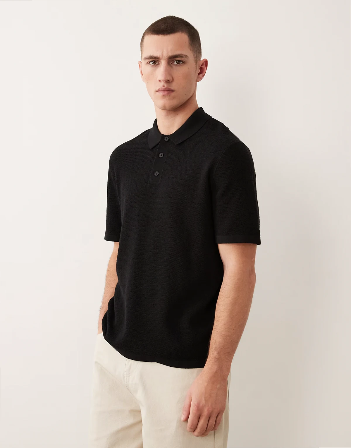 – Kurzärmliges Polohemd aus Strick in Schwarz