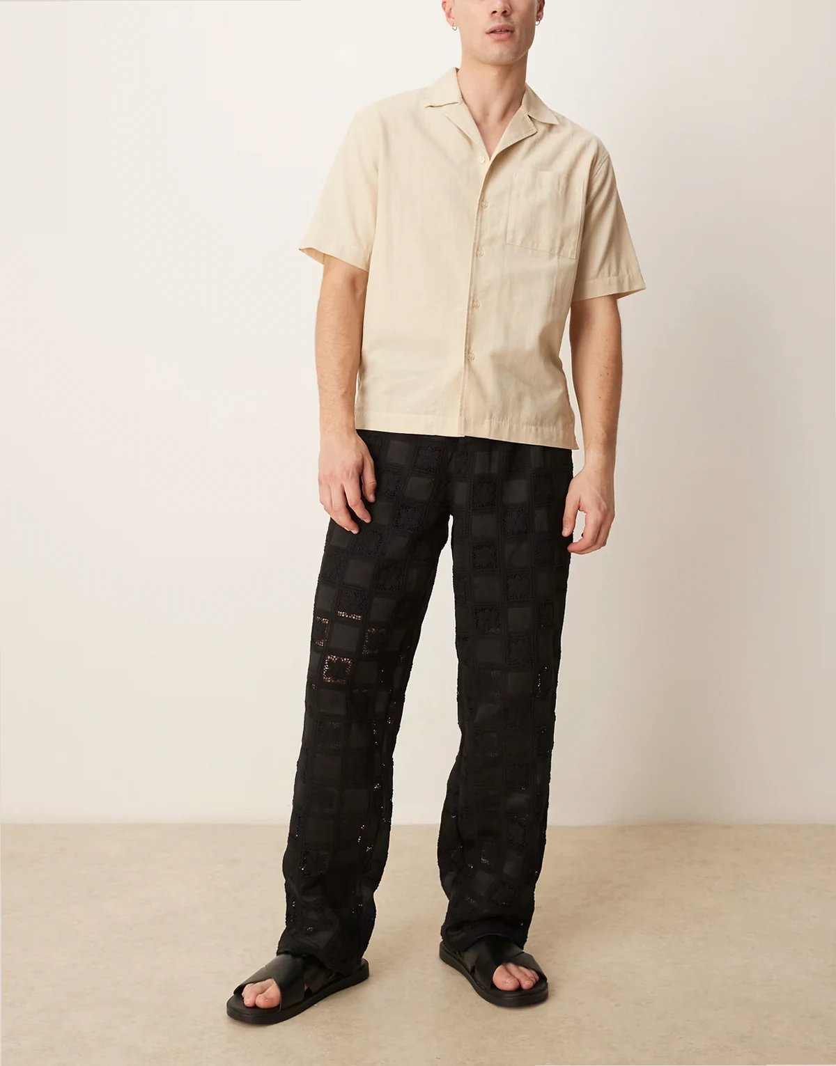 – Czarne szydełkowe spodnie o bardzo luźnym kroju, część zestawu