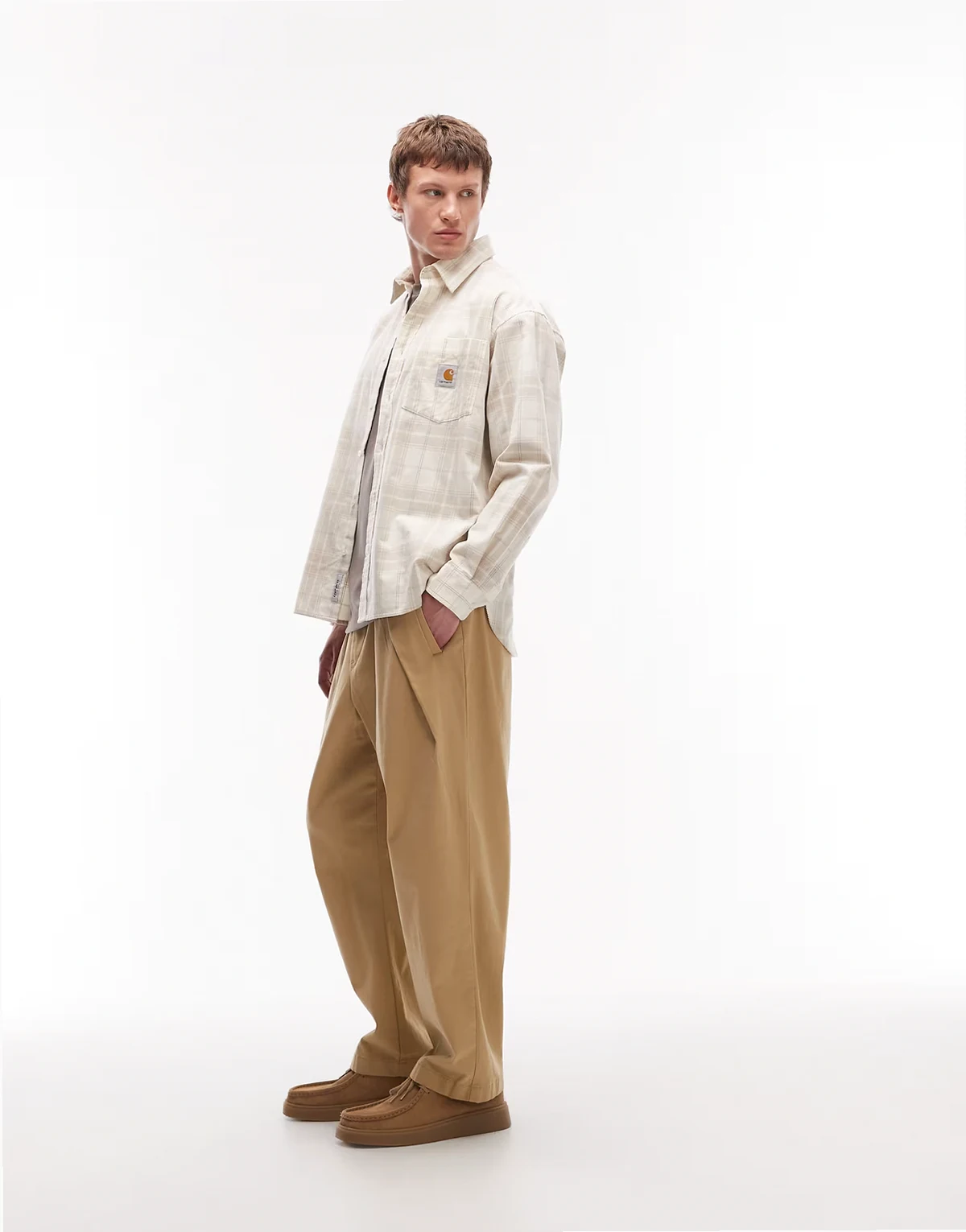 – Beżowe wciągane luźne spodnie ze zwężanymi nogawkami z zakładkami