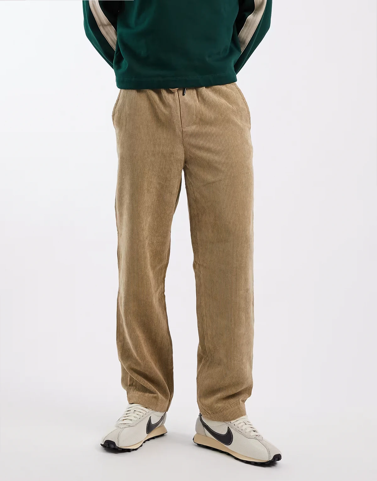 – Camelowe spodnie sztruksowe o luźnym kroju