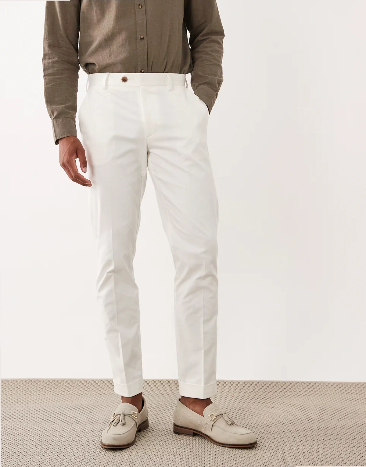 – Białe eleganckie spodnie chinosy o dopasowanym kroju z podwiniętymi nogawkami o wysokiej zawartości bawełny