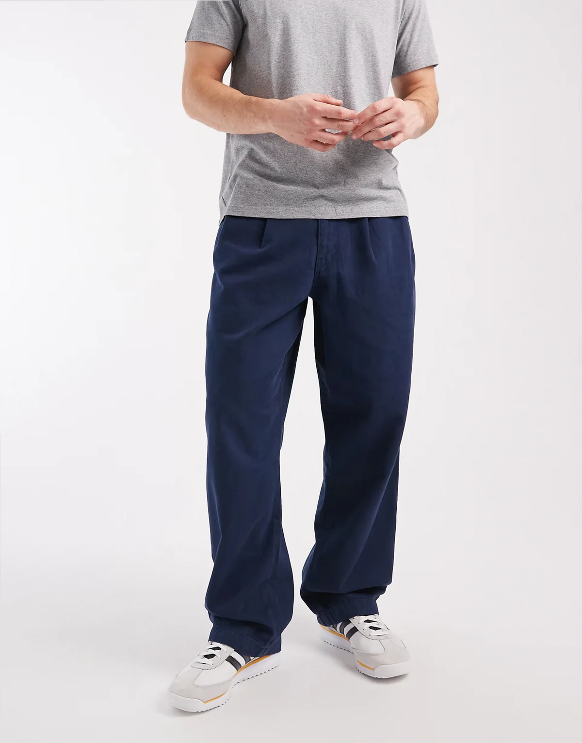 – Granatowe luźne spodnie o prostym kroju z podwójnymi zakładkami