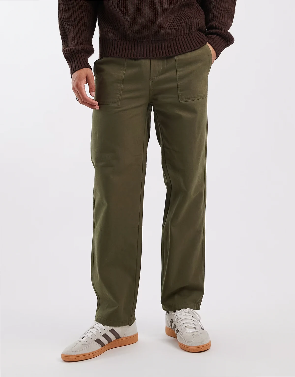 – Luźne spodnie w kolorze khaki