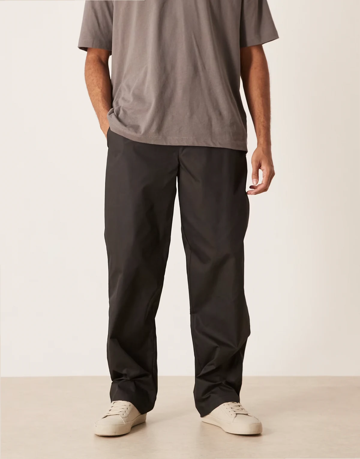 – Obszerne nylonowe spodnie z kieszenią z tyłu w czarnym kolorze