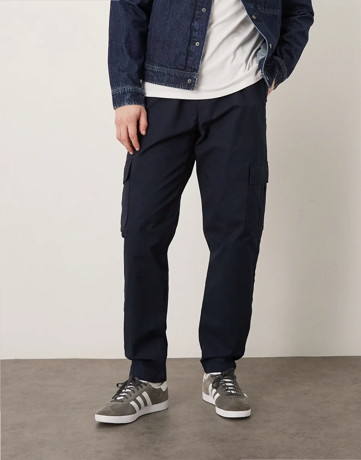 – Granatowe bojówki ze zwężanymi nogawkami z materiału ripstop