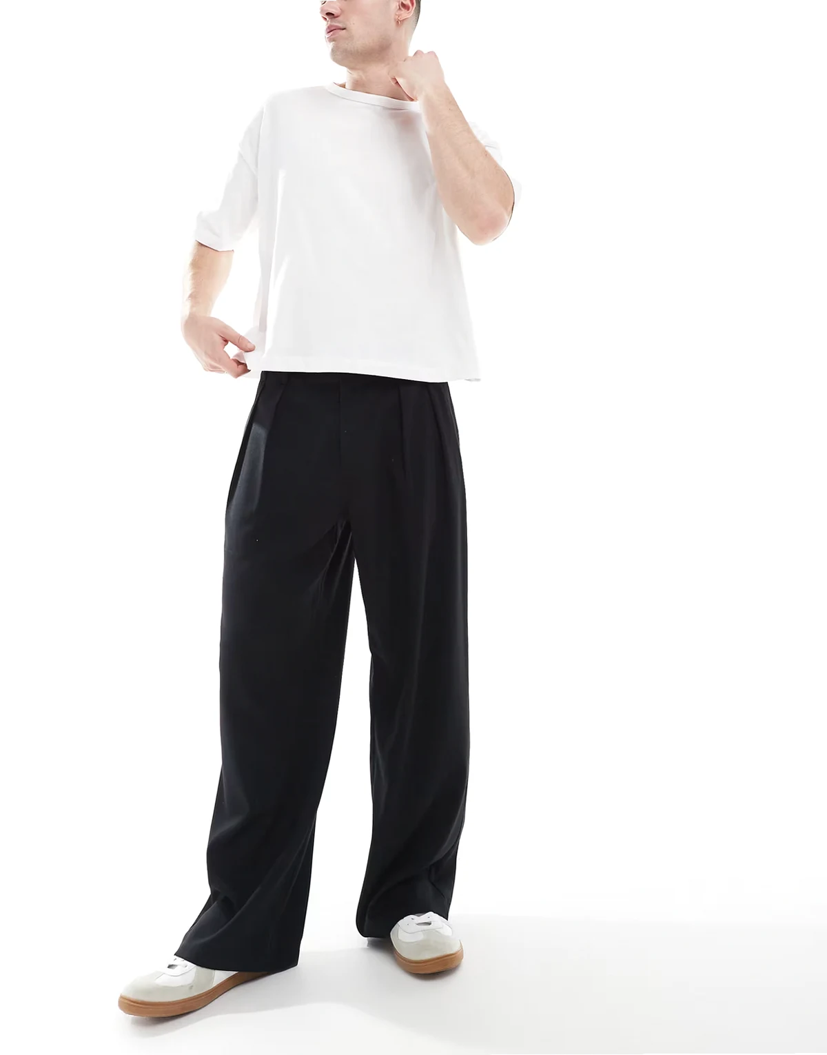 – Weit geschnittene Hose in Schwarz mit Bundfalten